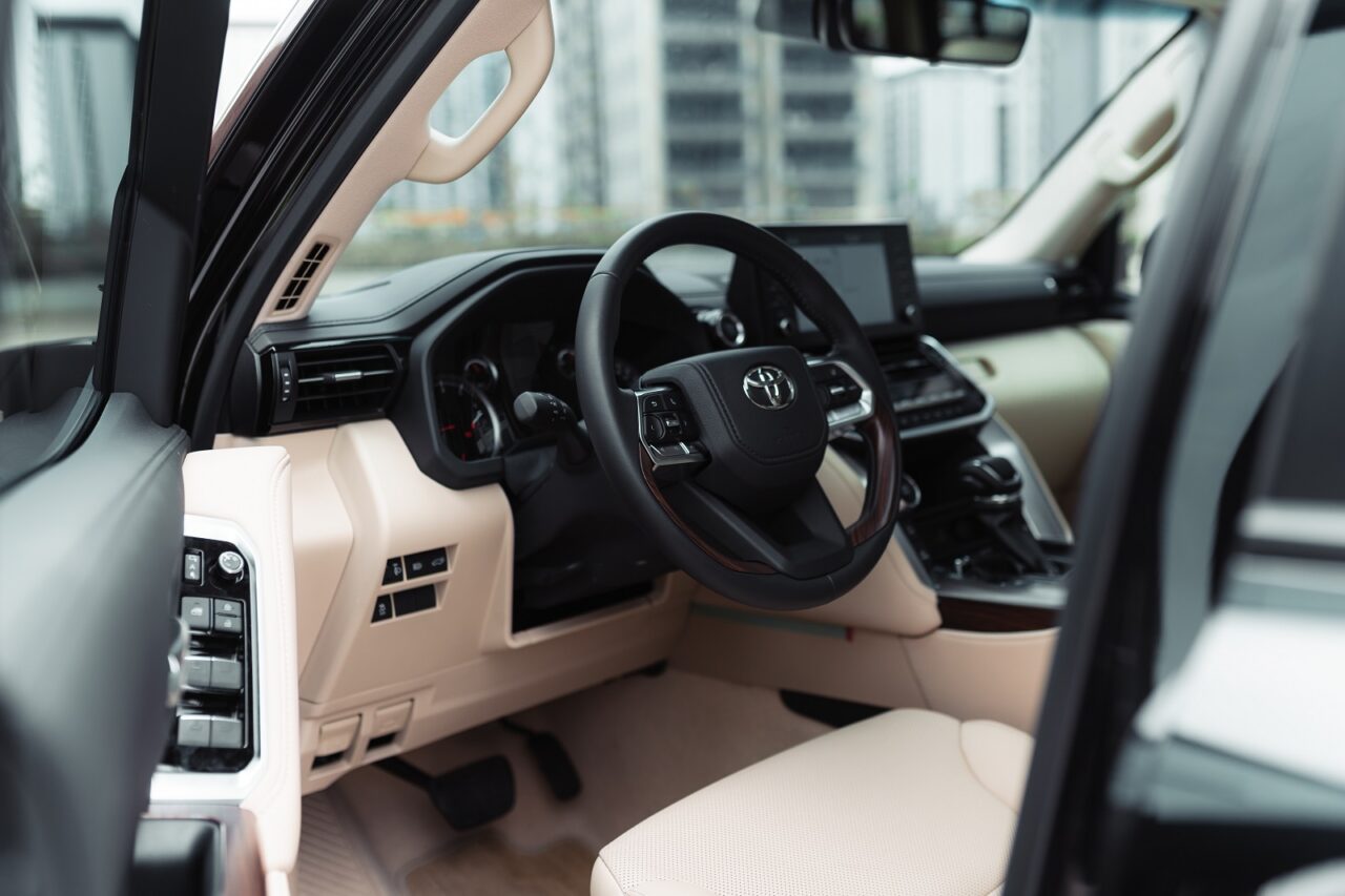 Toyota Land Cruiser 300 Black