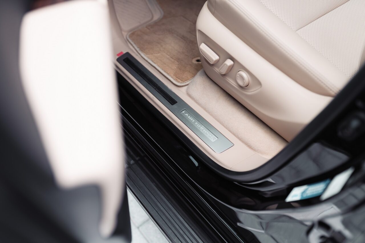 Toyota Land Cruiser 300 Black