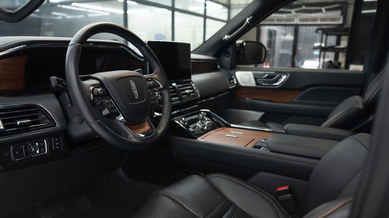 Lincoln Navigator Grey