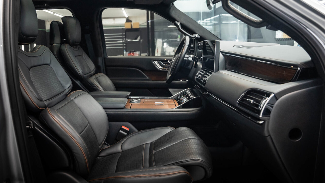 Lincoln Navigator Grey