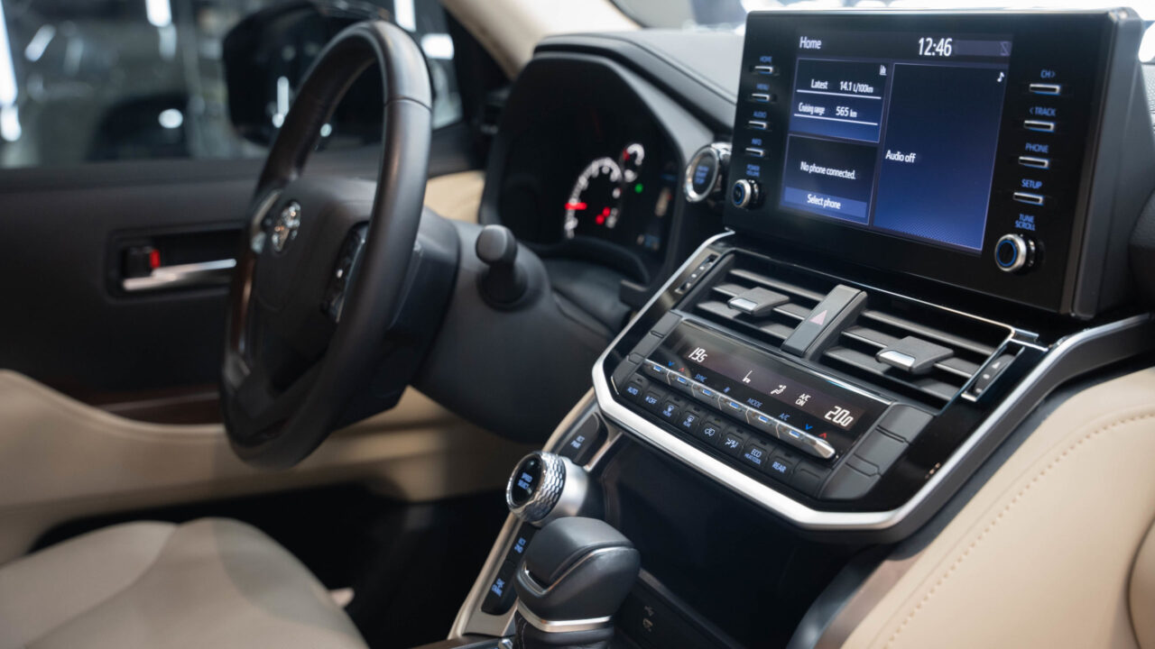 Toyota Land Cruiser 300 White