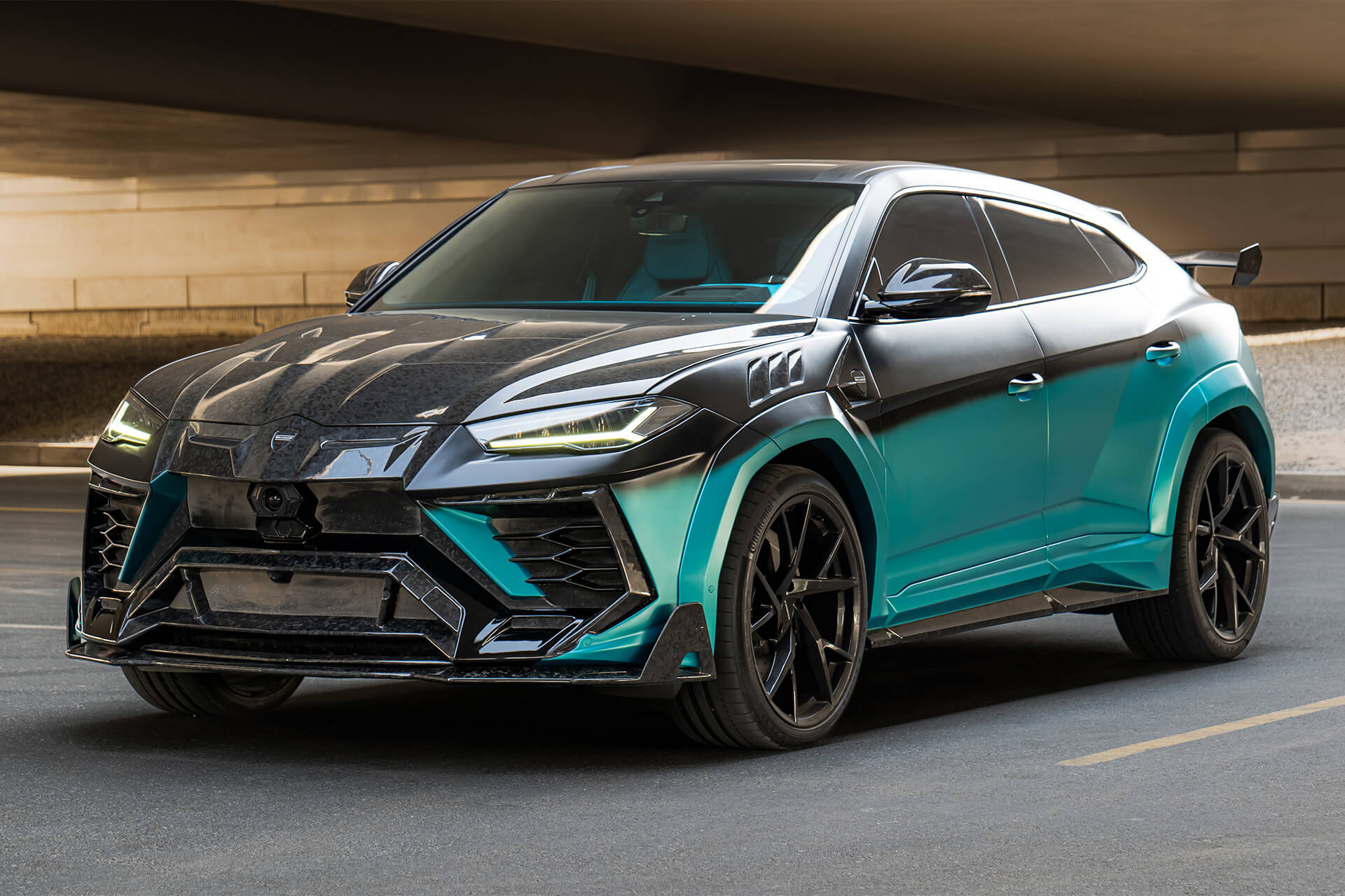 Lamborghini Urus Mansory Turquoise to Black Gradient