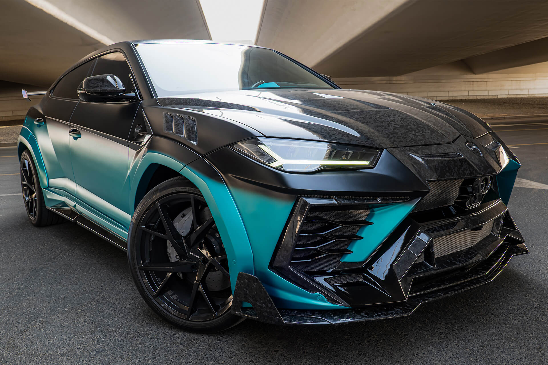 Lamborghini Urus Mansory Turquoise to Black Gradient