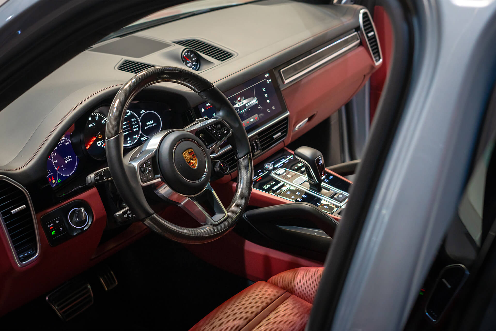 Porsche Cayenne GTS Coupe Dolomite Silver Metallic